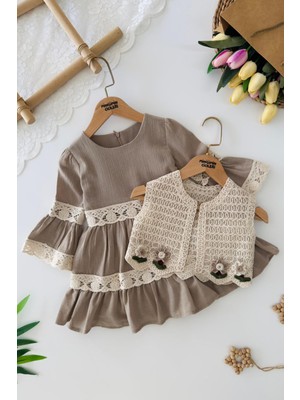 Miniğimin Cicileri Dantel Detaylı Örgü Yelekli Kız Çocuk 2’li Elbise Takım - Kahve