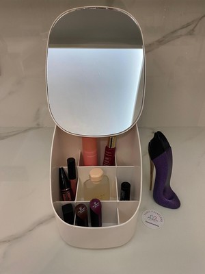 UltraMint Beyaz Kanguru Aynalı Organizer Açılır Kapanır Şık ve Fonksiyonel Tasarım