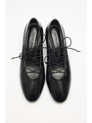 Lutvelizade Topuklu 2605 - Bağcık Detaylı Kısa Topuklu Siyah Kadın Topuklu