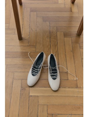 Lutvelizade Topuklu 2605 - Bağcık Detaylı Kısa Topuklu Kemik Kadın Topuklu