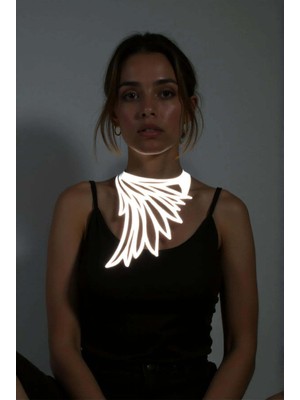 MOTTO10 Butik Beyaz Reflektörlü Büyük Kuş Kanadı Choker Kolye, Tarz Lazer Kesim Kolye - APFT1418