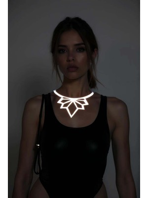 MOTTO10 Butik Beyaz Reflektörlü Lotus Choker Kolye, Şık Lazer Kesim Kolye - APFT1416