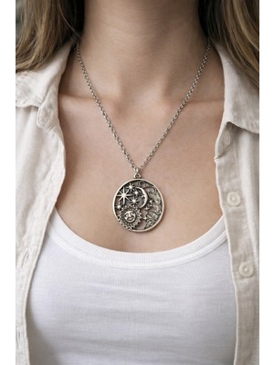 Herşey Nota Güneş ve Ay Figürlü Yuvarlak Metal Kolye – 60 cm Zincirli