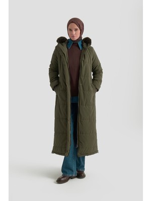Armine Trend Boydan Fermuarlı Yanları Fermuar Detaylı Kapüşonu Kürklü Mont Haki 25KT744