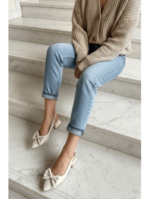 Divolya Fita Fiyonklu Bej ( 4 cm Topuklu ) Sivri Burun Topuklu Ayakkabı