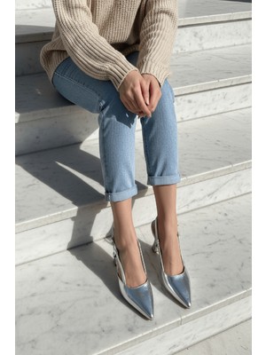 Divolya Semiras Gümüş Kırışık Rugan Yanları Açık ( 9 cm Topuklu ) Sivri Burun Topuklu Ayakkabı