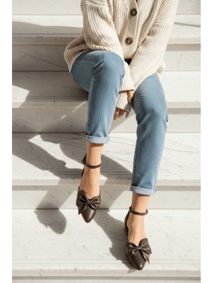 Divolya Mambo Kahverengi ( 2 cm Topuklu ) Fiyonklu Bilekten Bantlı Sivri Burun Günlük Babet