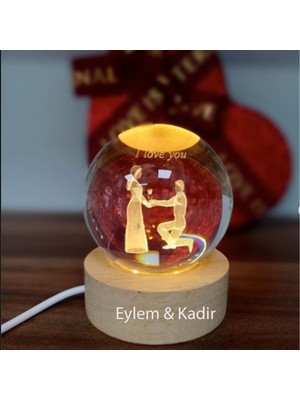 PremiumPort Kişiye Özel Işıklı Ahşap Kaideli Aşk Temalı Cam Küre 8X6CM