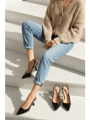 Divolya Voli Siyah Kırışık Rugan Yanı Tokalı (8 Cm) Sivri Burun Topuklu Ayakkabı