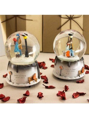 PremiumPort Isme Özel Sokak Lambası ve Romantik Çift Temalı Püskürtmeli Müzikli Kar Küresi