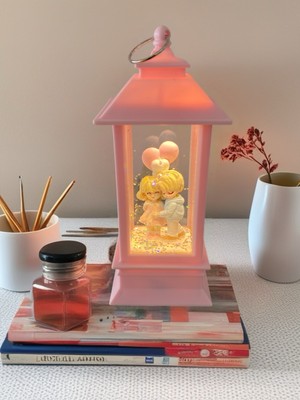 PremiumPort Kış Masalı Kar Küresi, Orta Boy Işıklı Şamdan, Sıcak ve Şık Dekorasyon