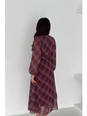 Neşeli Butik Kadın Siyah Kruvaze Yaka Ekose Desenli Beli Kuşaklı Midi Boy Şifon Elbise