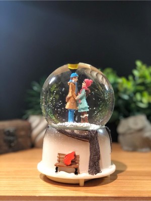 PremiumPort Sokak Lambası Altında Buluşan Romantik Çiftler Için Işıltılı Kar Küresi