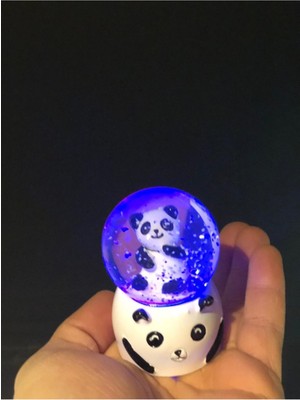 PremiumPort Panda Temalı Işıklı Kar Küresi, Orta Boy 6 Cm, Sıcak ve Şirin Dekorasyon
