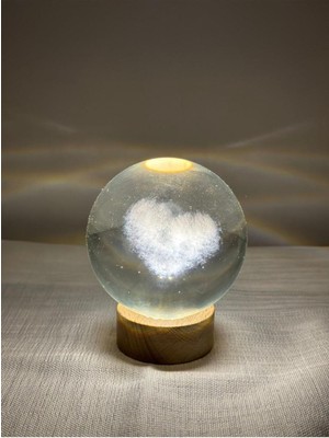 PremiumPort LED Işıklı Ahşap Standlı Kalpli 3D Büyük Cam Küre Kalp Işığı