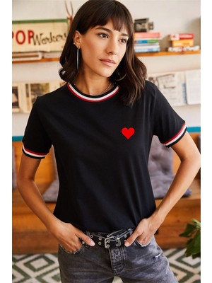 Risil-Nu Company Yeni Sezon Unisex Kol ve Yaka Şerit Detaylı Rahat Kesim Kalp Baskılı Siyah T-Shirt