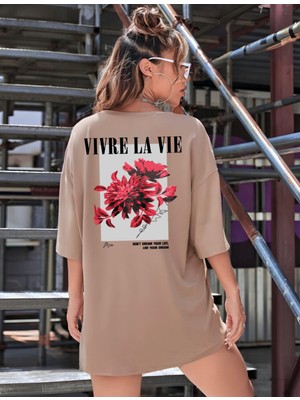 Risil-Nu Company Yeni Sezon Oversize "vivre La Vie" Baskılı Pamuklu Penye Kumaş Sütlü Kahve (Latte) Tişört