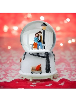 PremiumPort Işıklı ve Müzikli Kar Küresi, Bankta Oturan Çiftler, 8x8 cm