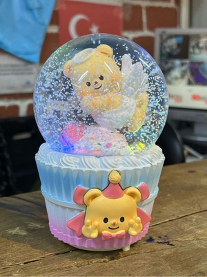 PremiumPort Sevimli Ayıcık Kar Küresi, Işıklı ve Müzikli Otomatik Kar Püskürtmeli