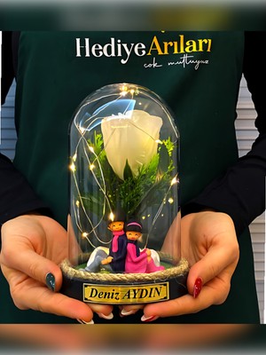 PremiumPort Kişiye Özel LED Işıklı Fanus, Beyaz Güllü ve Sevgili Biblolu