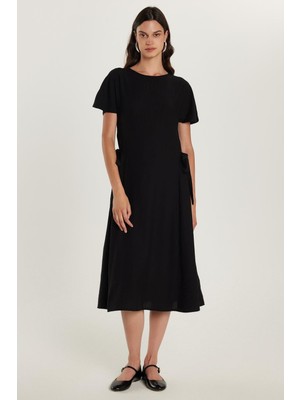 Tudors Kadın Standart Fit Yandan Fiyonk Bağlama Detaylı Kısa Kollu Bisiklet Yaka Siyah Midi Boy Elbise