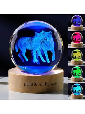 PremiumPort Kişiye Özel Işıklı Ahşap Kaideli Ikili Kurt Temalı Cam Küre 8X6CM