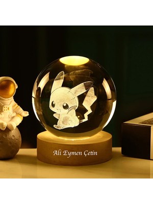 PremiumPort Kişiye Özel Büyük Boy Işıklı Ahşap Kaideli Pikachu Temalı Cam Küre 8cm