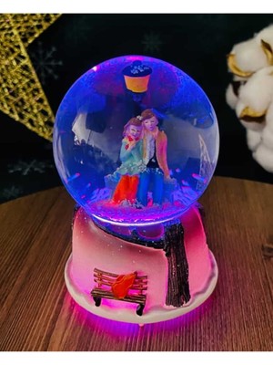 PremiumPort Orta Boy Sokak Lambası Altında Oturan Romantik Çift, Işıklı ve Müzikli Kar Küresi