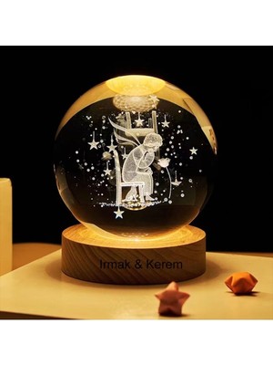 PremiumPort Kişiye Özel Işıklı Ahşap Kaideli Küçük Prens Cam Küre 8X6CM