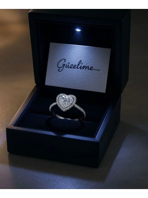 Işıklı Kutusunda Ayarlanabilir Kalpli Ciddi Ilişki Yüzüğü