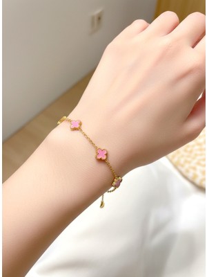 Atalya Accessory Mini Yonca Kadın Bileklik – Pembe Taşlı Gold Renk, Paslanmaz Çelik, Kararma Yapmaz, Çift Taraflı