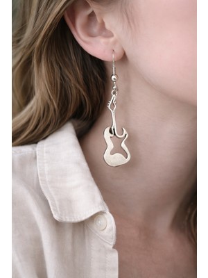 Herşey Nota Içi Boş Gitar Silüetli Ince Formlu Metal Sallantılı Küpe