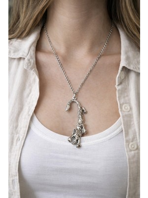 Herşey Nota Kıvrımlı Soyut Figürlü Metal Kolye – 60 cm Zincirli