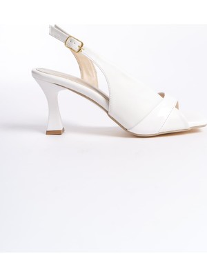 Shoegar Kadın Beyaz Rugan Detaylı Topuklu Sandalet EATR13MY01C