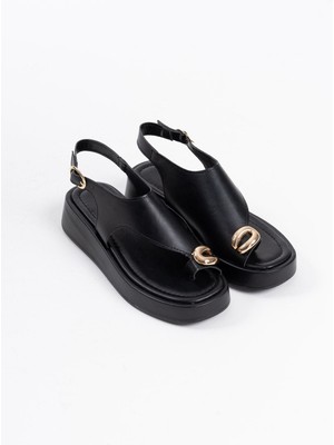 Shoegar Kadın Siyah Cilt Toka Detaylı Sandalet EATR17MY03A