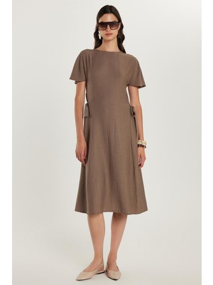 Tudors Kadın Standart Fit Yandan Fiyonk Bağlama Detaylı Kısa Kollu Bisiklet Yaka Füme Midi Boy Elbise