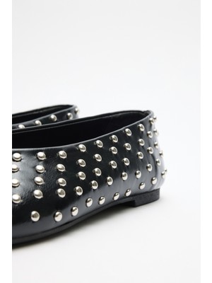 Lutvelizade Babet 2603 - Oval Burun Zımba Detaylı Siyah Kadın Babet