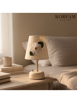 KorFam Verona - Krem Keten Kumaş Beyaz Gül Motifli Pilli Masa & Gece Lambası