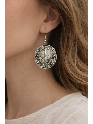 Herşey Nota Yuvarlak Süpürge Figürlü Metal Küpe – Sallantılı Tasarım Küpe