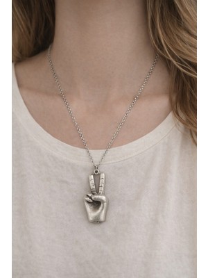 Herşey Nota V Işareti El Formlu Metal Figür Kolye – Zincirli Tasarım Kolye
