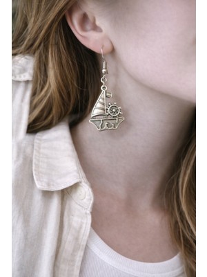 Herşey Nota Yelkenli Gemi Formlu Metal Figür Küpe – Sallantılı Tasarım Küpe