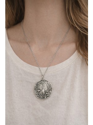 Herşey Nota Yuvarlak Süpürge Figürlü Metal Kolye – Zincirli Tasarım Kolye