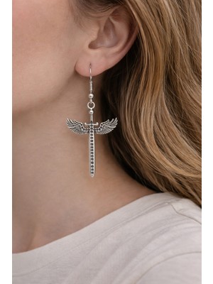 Herşey Nota Kanatlı Uzun Metal Figür Küpe – Sallantılı Tasarım Küpe