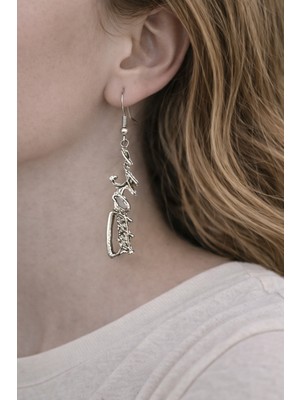 Herşey Nota Soyut Yazı Formlu Metal Figür Küpe – Sallantılı Tasarım Küpe