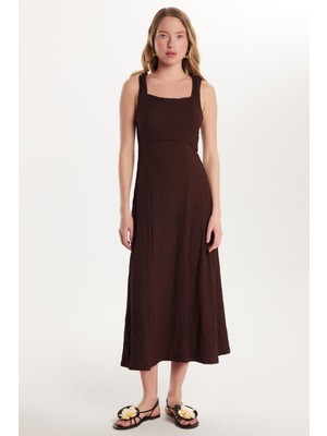 Tudors Kadın Standart Fit Kısa Kollu Kare Yaka Yırtmaçlı Kahverengi Elbise