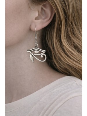 Herşey Nota Stilize Göz Formlu Metal Figür Küpe – Sallantılı Tasarım Küpe