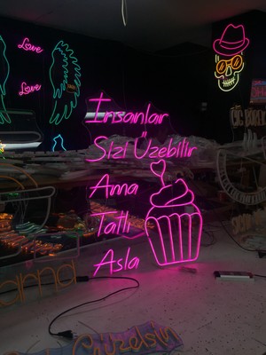 Neonled "insanlar Sizi Üzebilir Ama Tatlı Asla" Neon LED Yazı & Cup Cake Figür Dekoratif Aydınlatma