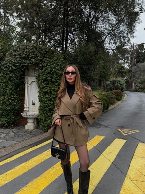 Laluvia Kahverengi Oversize Düşük Omuz Kısa Trenç - 9580