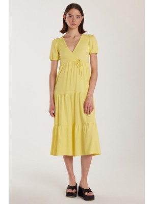 Tudors Kadın Standart Fit Normal Kesim V Yaka Gofre Midi Sarı Elbise