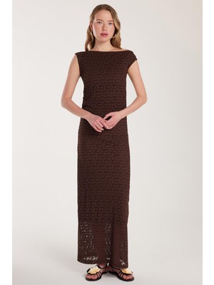 Tudors Kadın Standart Fit Omzu Açık Kayık Yaka Dantel Desenli Kahverengi Elbise